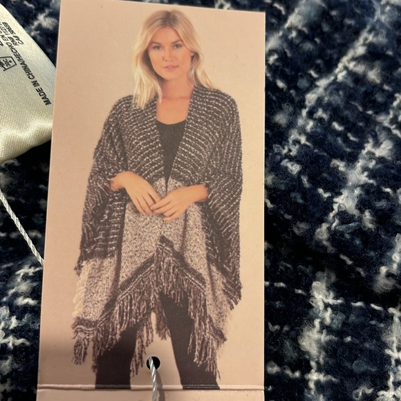 Poncho Wrap - Picture 7 of 7